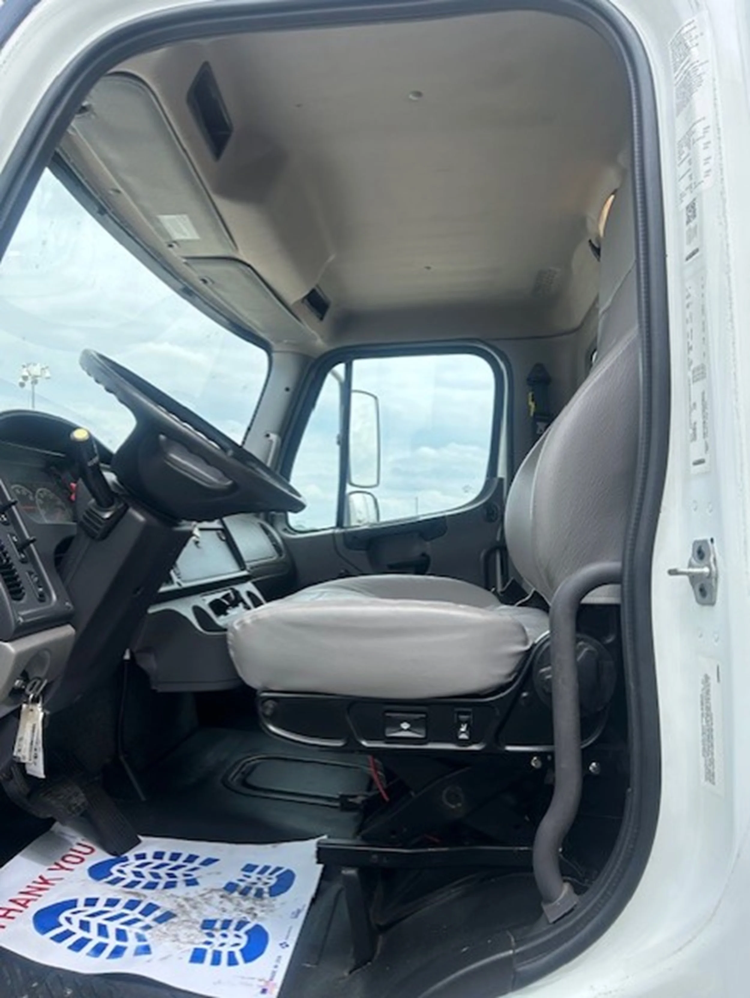 2022 Freightliner eM2 — photo 13