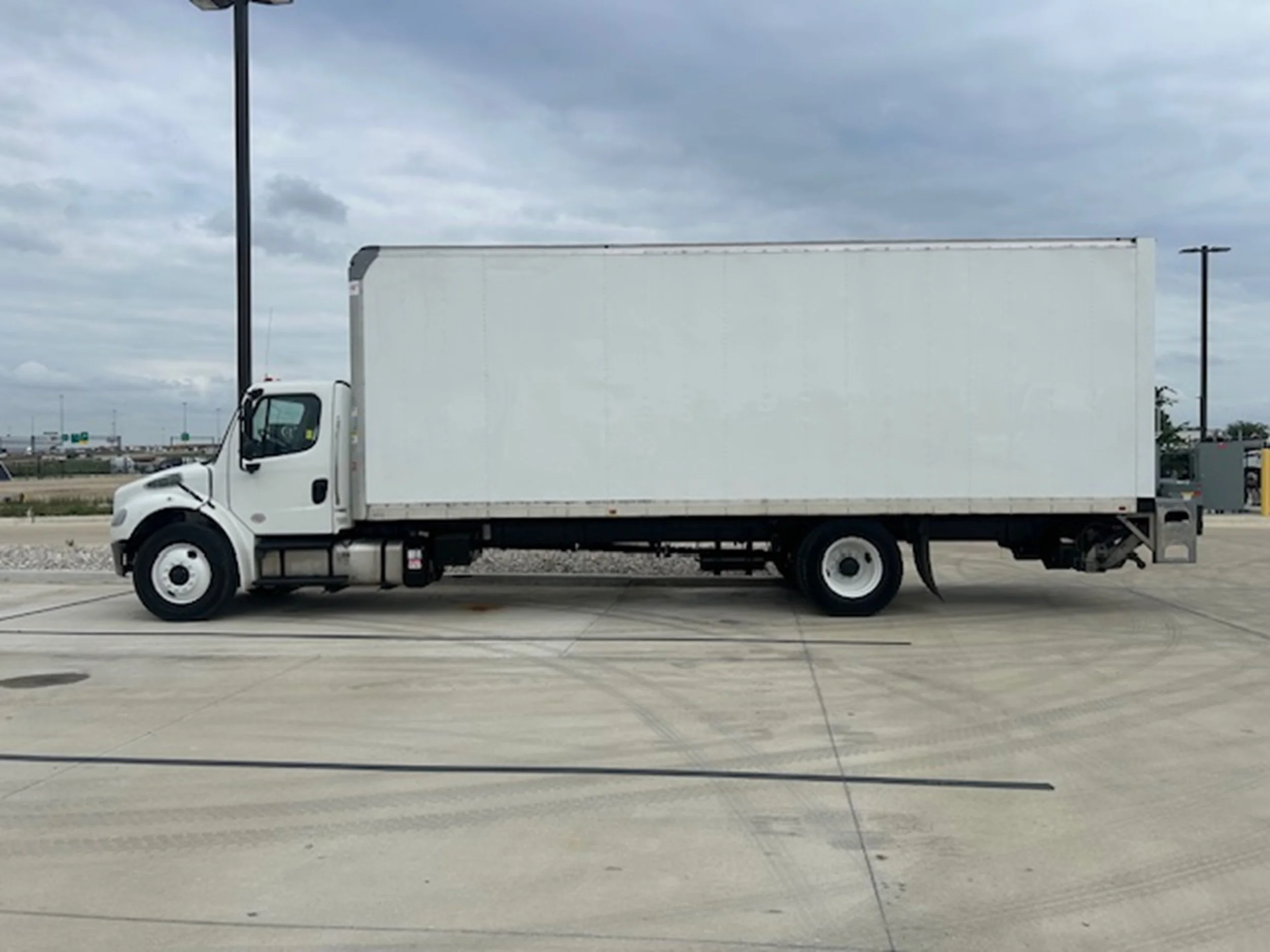 2022 Freightliner eM2 — photo 2