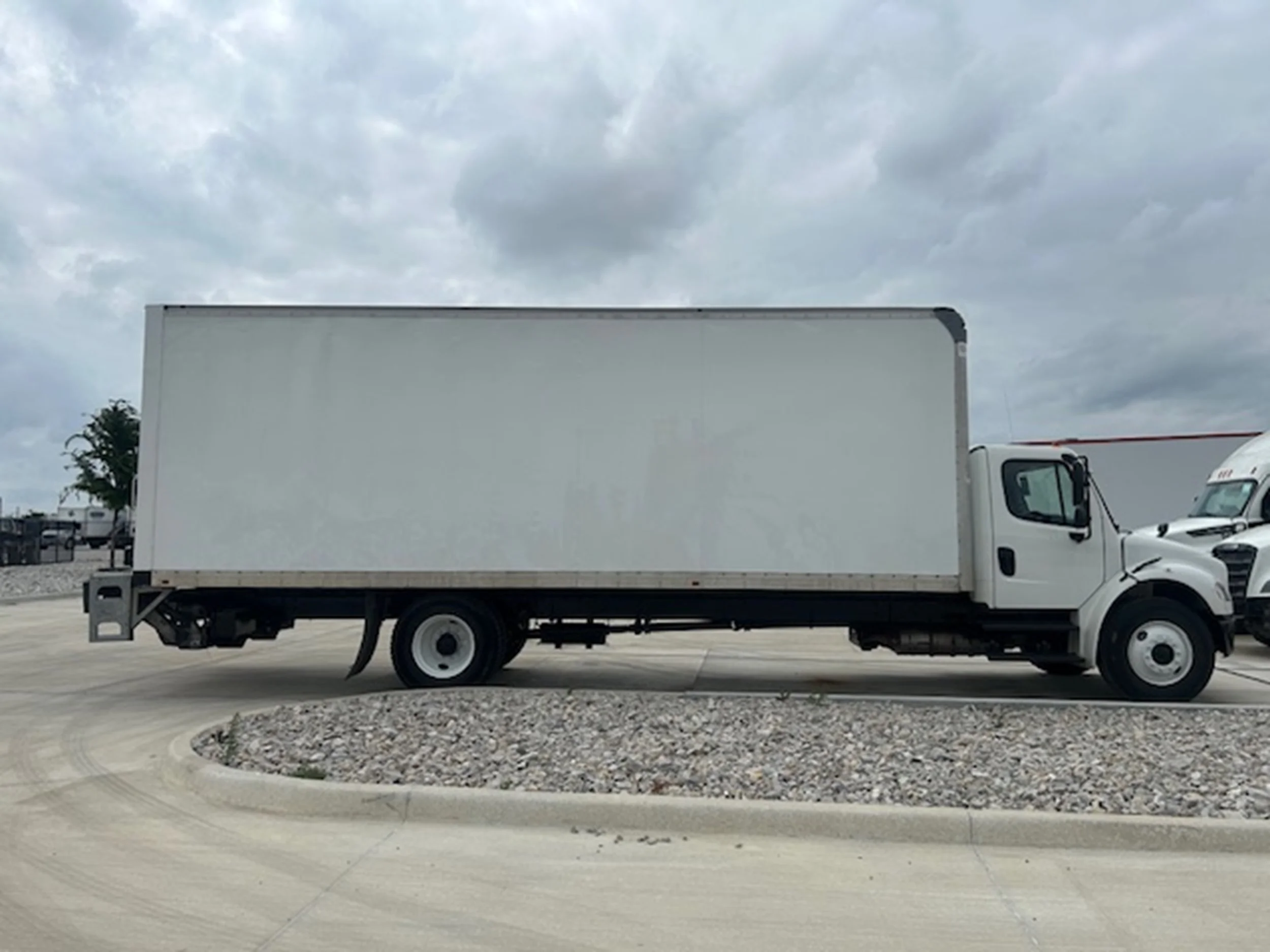 2022 Freightliner eM2 — photo 7