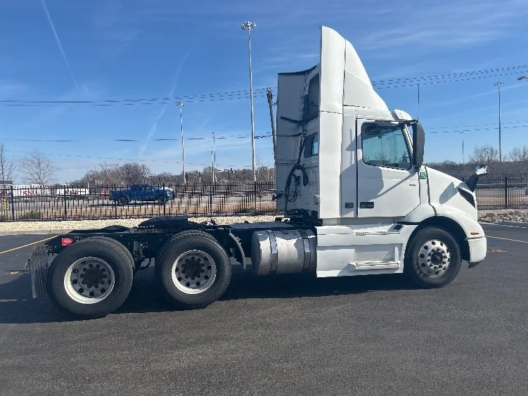 2021 Volvo VNR 640 - image 8