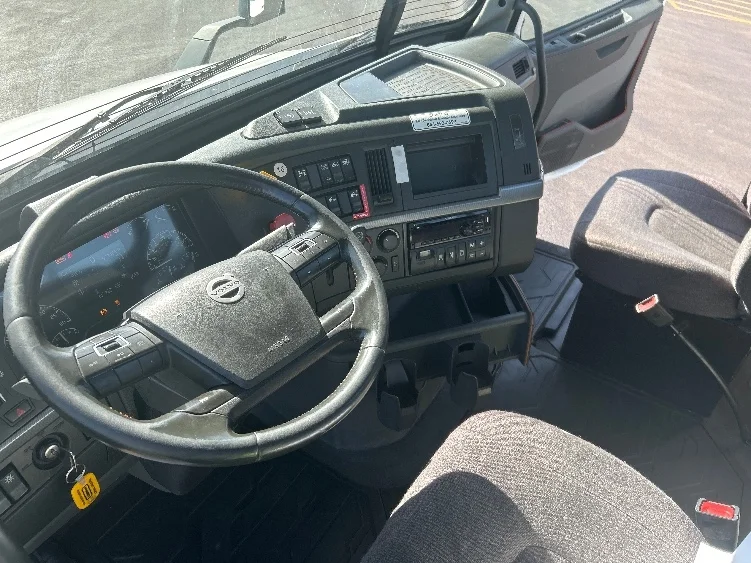 2021 Volvo VNR 640 - image 10