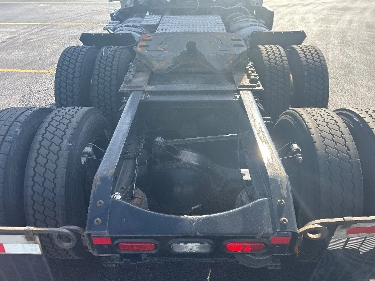 2021 Volvo VNR 640 - image 6