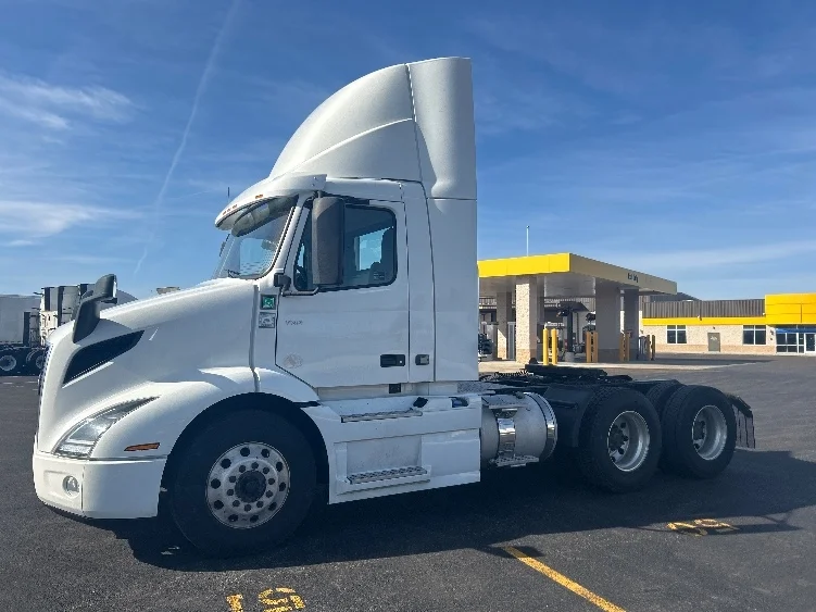 2021 Volvo VNR 640 - image 4