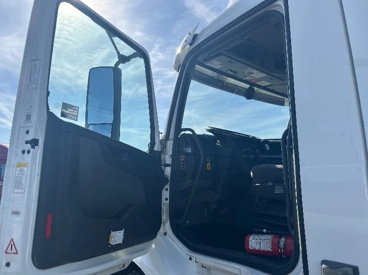 2021 Volvo VNR 640 - image 9