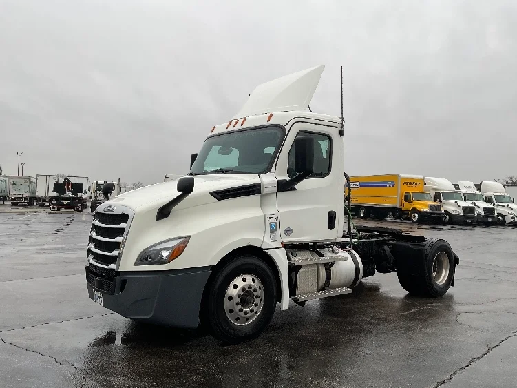 2020 Freightliner Cascadia in Middlefield, OH — photo 3