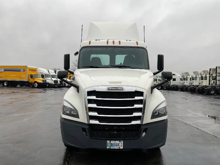 2020 Freightliner Cascadia in Middlefield, OH — photo 2