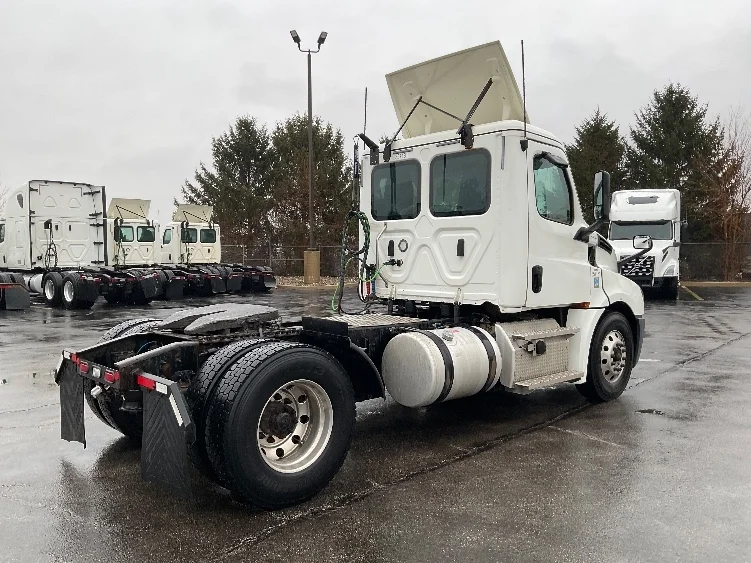 2020 Freightliner Cascadia in Middlefield, OH — photo 7