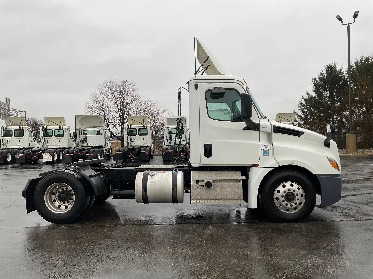 2020 Freightliner Cascadia in Middlefield, OH — photo 8