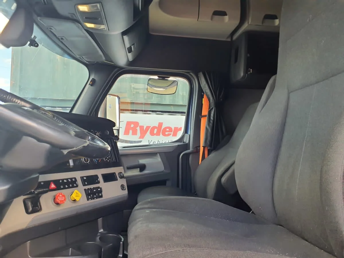 2020 Freightliner Cascadia in Springfield, MA — photo 11