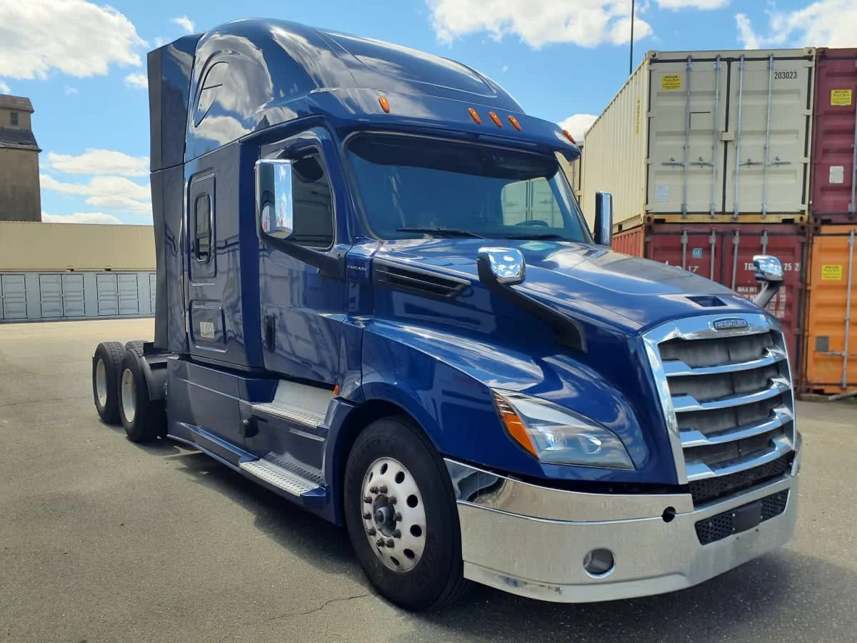 2020 Freightliner Cascadia in Springfield, MA — photo 3