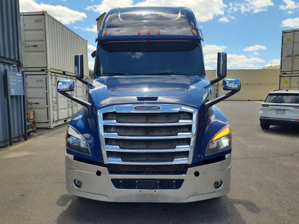 2020 Freightliner Cascadia in Springfield, MA — photo 2