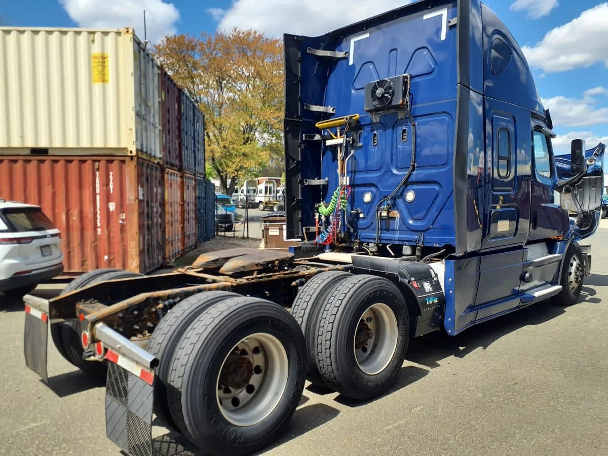 2020 Freightliner Cascadia in Springfield, MA — photo 4