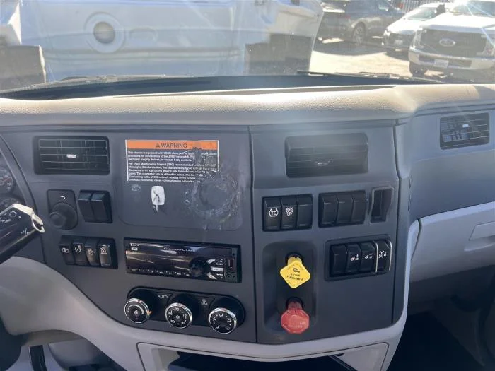 2021 Peterbilt 579 in Sylmar, CA — photo 24