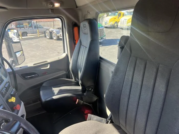 2021 Peterbilt 579 in Sylmar, CA — photo 22