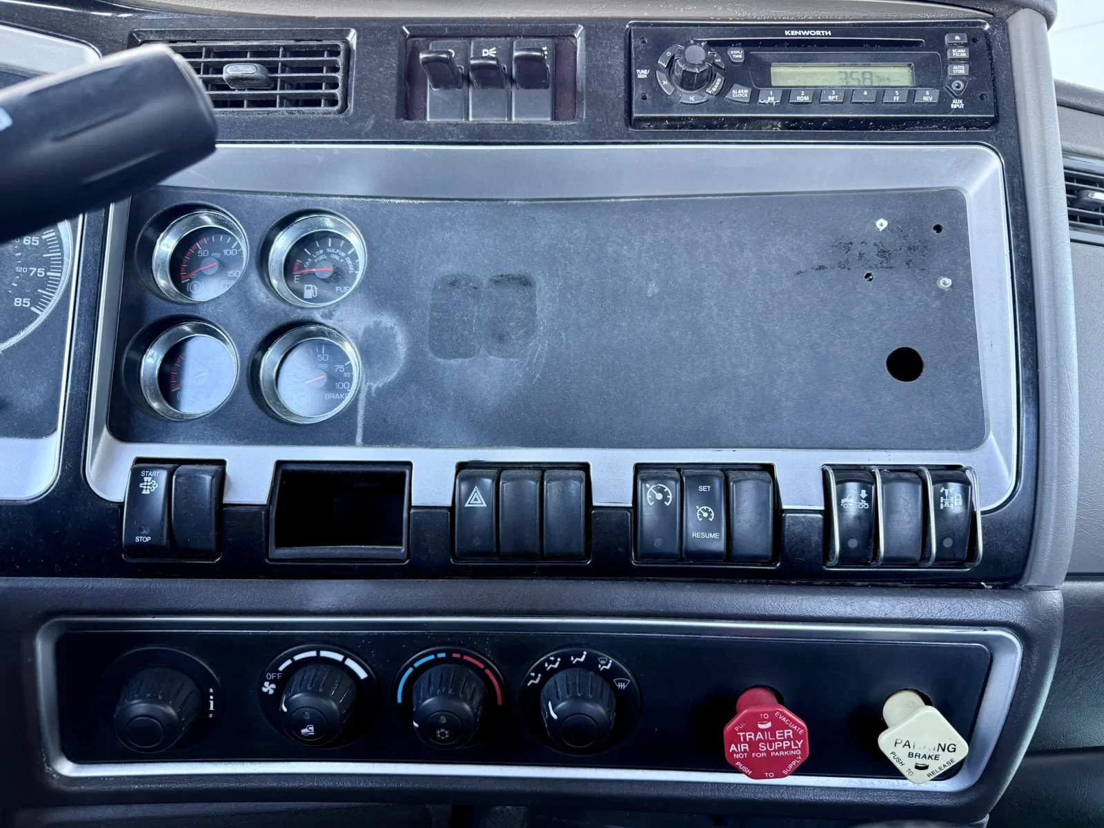 2010 Kenworth T800 - image 18