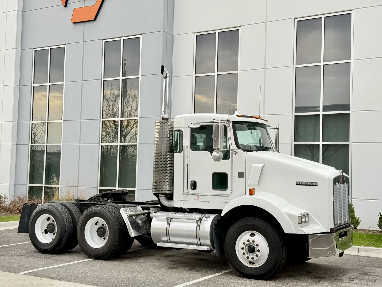 2010 Kenworth T800 - image 2