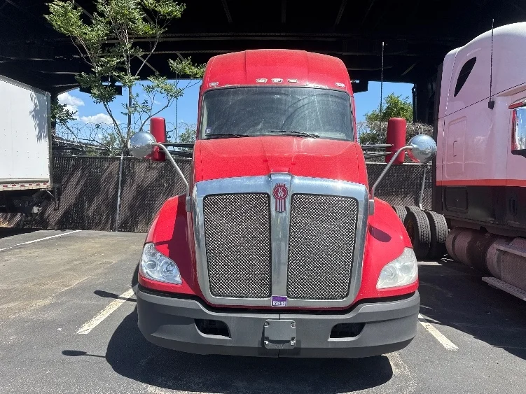 2017 Kenworth T680 in North Bergen, NJ — photo 2