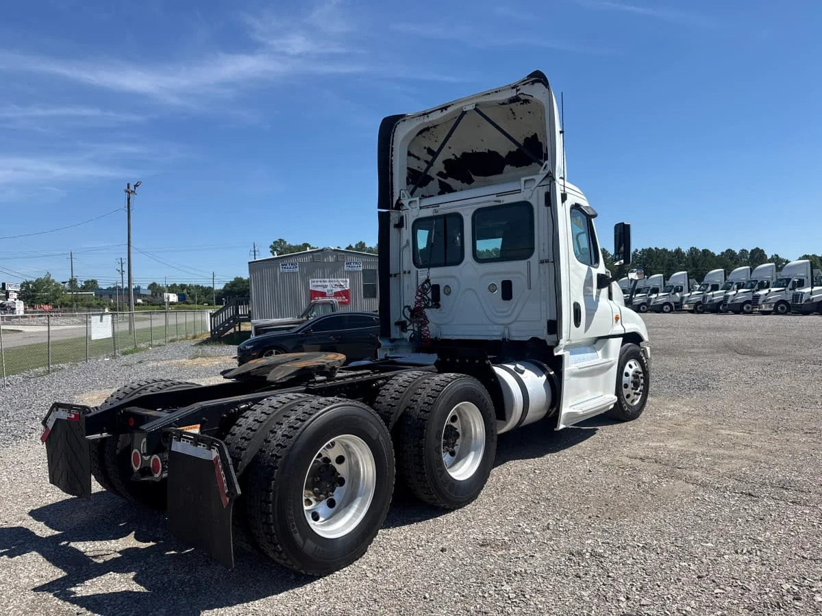 2017 Freightliner Cascadia in Birmingham, AL — photo 4