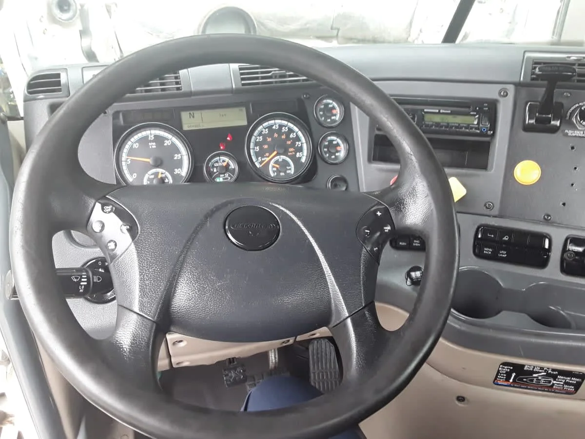 2017 Freightliner Cascadia - image 7