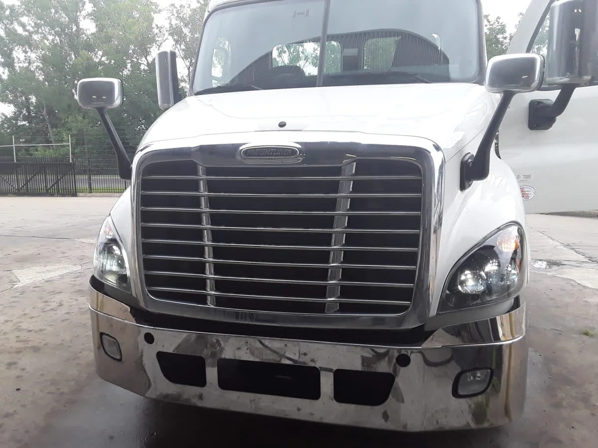 2017 Freightliner Cascadia - image 2