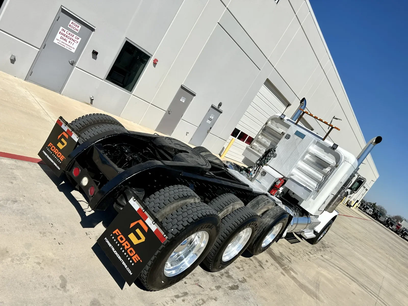 2016 Peterbilt 389 - image 11