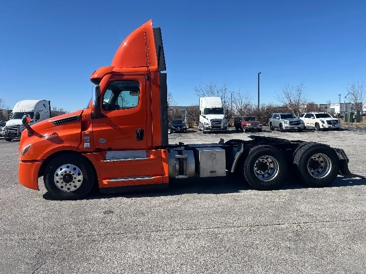 2020 Freightliner Cascadia in Peosta, IA — photo 4