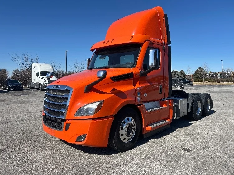2020 Freightliner Cascadia in Peosta, IA — photo 3