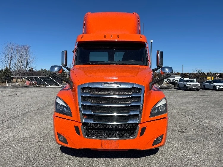 2020 Freightliner Cascadia in Peosta, IA — photo 2