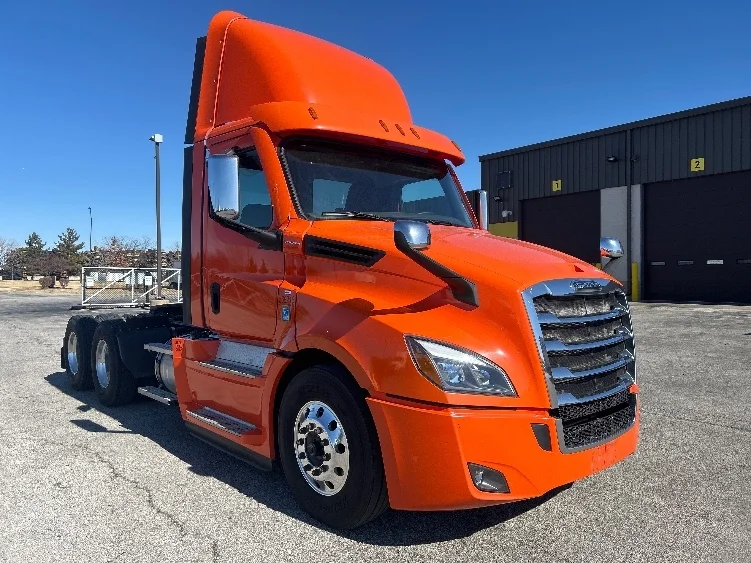 2020 Freightliner Cascadia in Peosta, IA