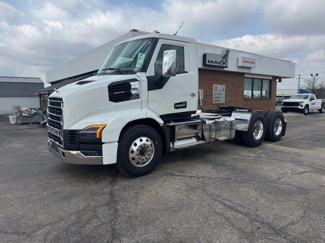 2027 Mack Anthem - image 2