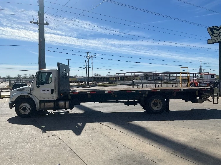 2020 Freightliner M2 106 in Dallas, TX — photo 4