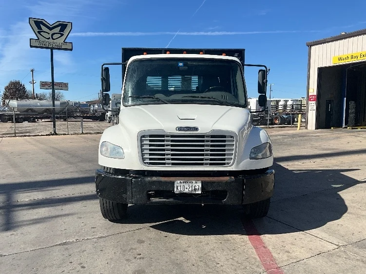 2020 Freightliner M2 106 in Dallas, TX — photo 2
