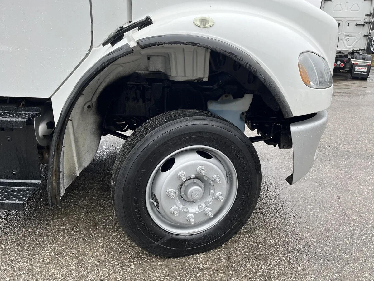 2017 Freightliner M2 106 - image 4