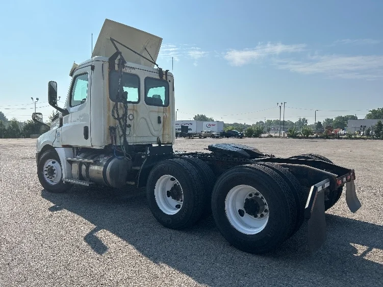 2019 Freightliner Cascadia in Flint, MI — photo 5