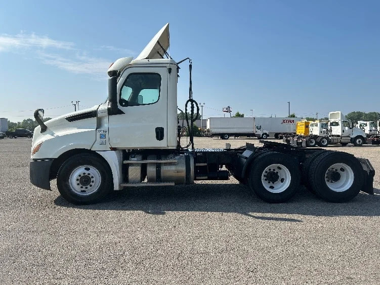 2019 Freightliner Cascadia in Flint, MI — photo 4