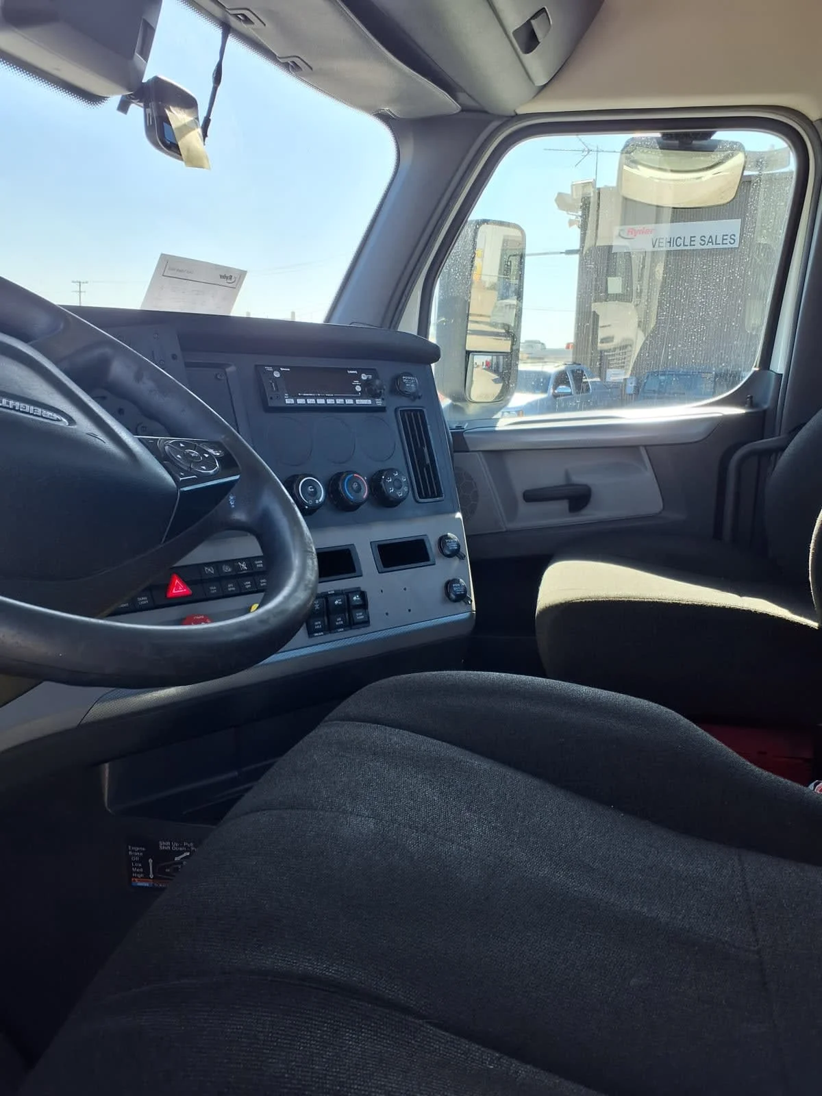 2022 Freightliner Cascadia - image 7