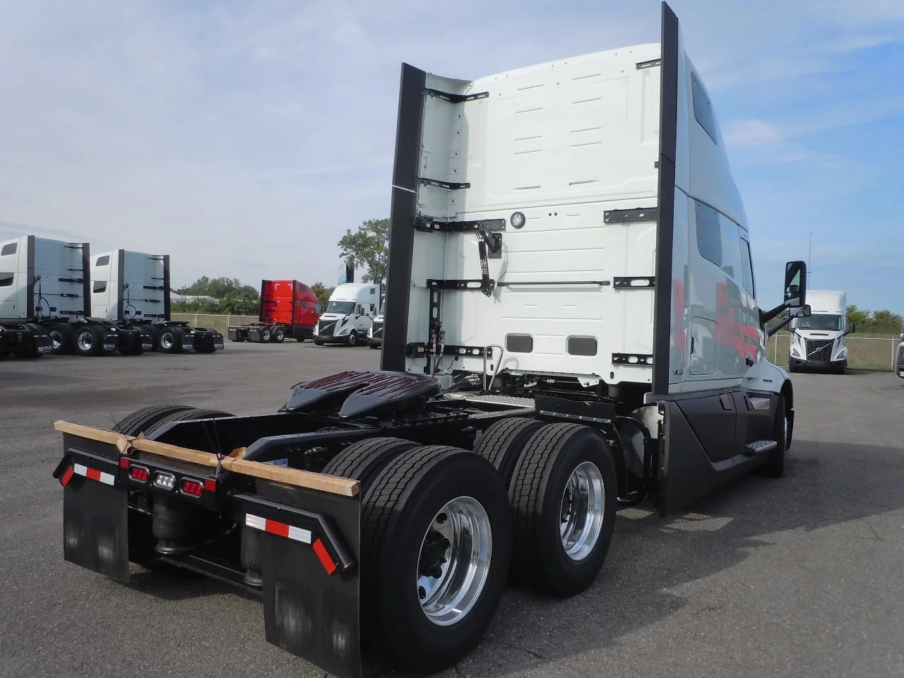 2026 Volvo VNL 860 in Gary, IN — photo 3