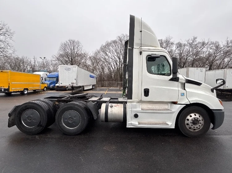 2019 Freightliner Cascadia in Indianapolis, IN — photo 8
