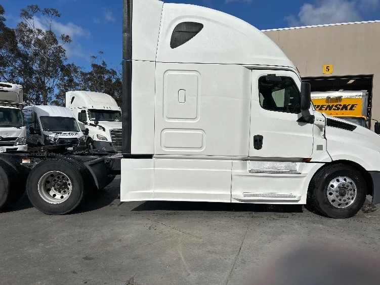2020 Freightliner Cascadia in Fontana, CA — photo 8
