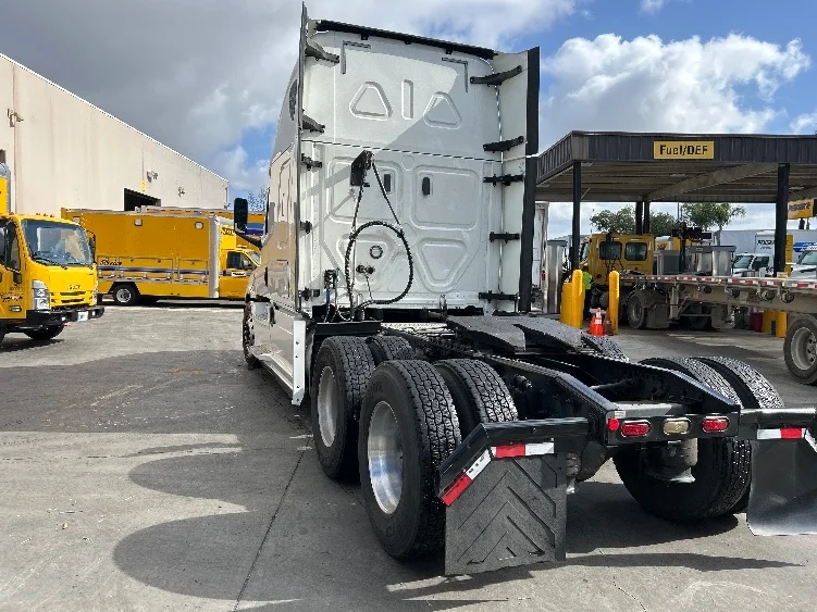 2020 Freightliner Cascadia in Fontana, CA — photo 5