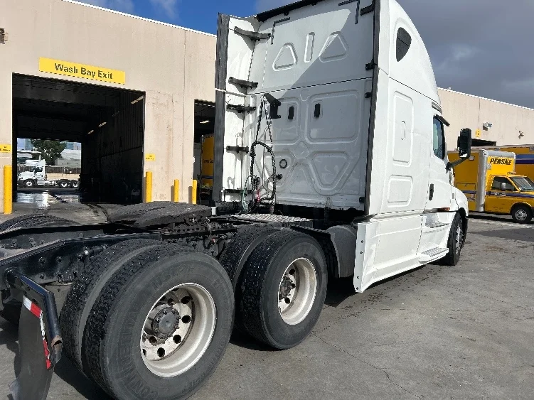 2020 Freightliner Cascadia in Fontana, CA — photo 7