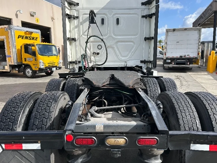 2020 Freightliner Cascadia in Fontana, CA — photo 6