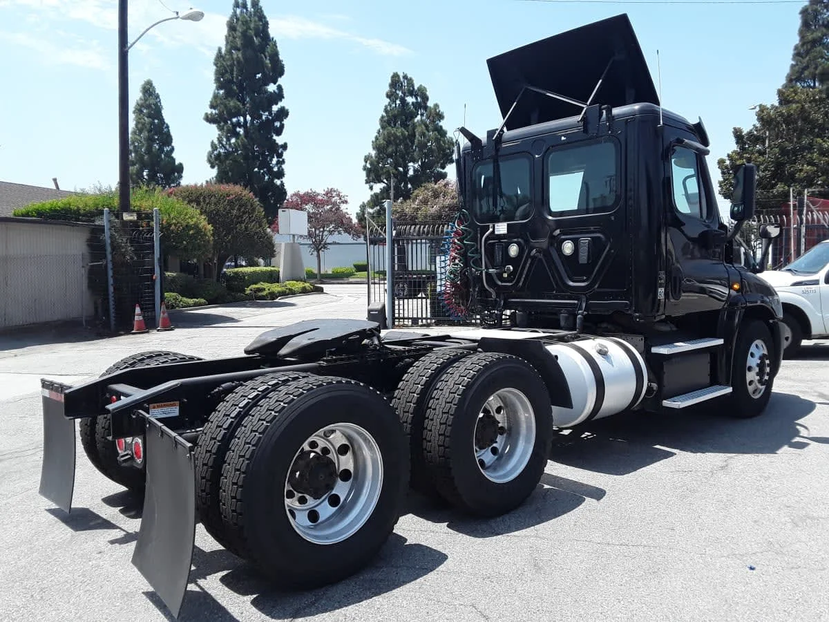 2017 Freightliner Cascadia in Montebello, CA — photo 4