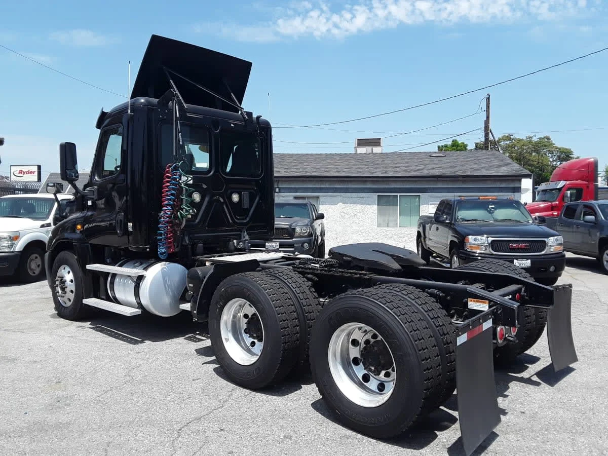2017 Freightliner Cascadia in Montebello, CA — photo 6