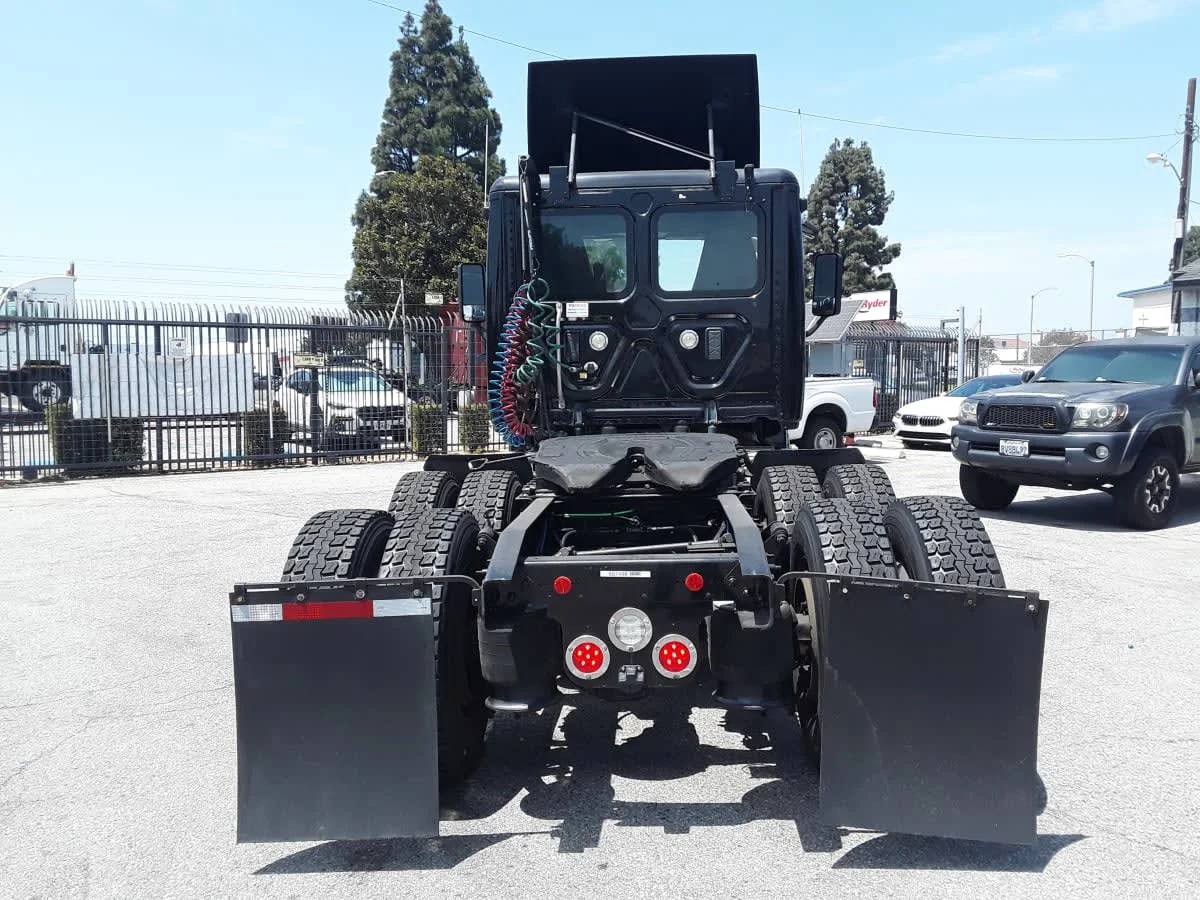 2017 Freightliner Cascadia in Montebello, CA — photo 5