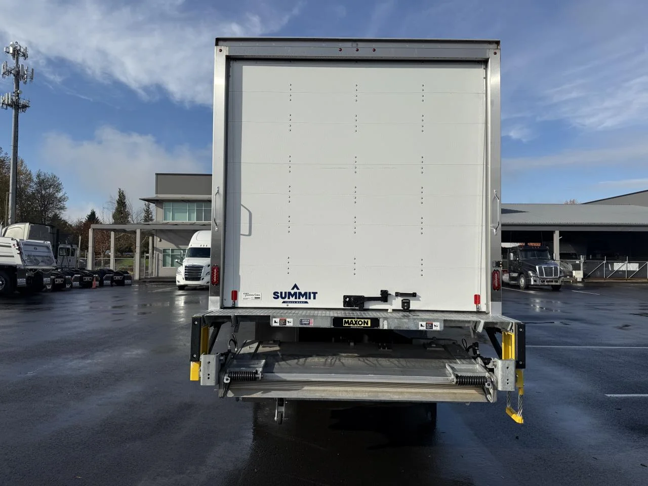 2025 Freightliner eM2 in Coburg, OR — photo 6