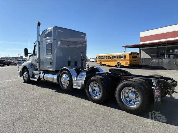 2022 Kenworth T880 - image 3