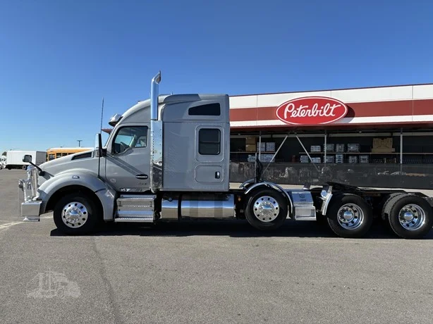 2022 Kenworth T880 - image 2