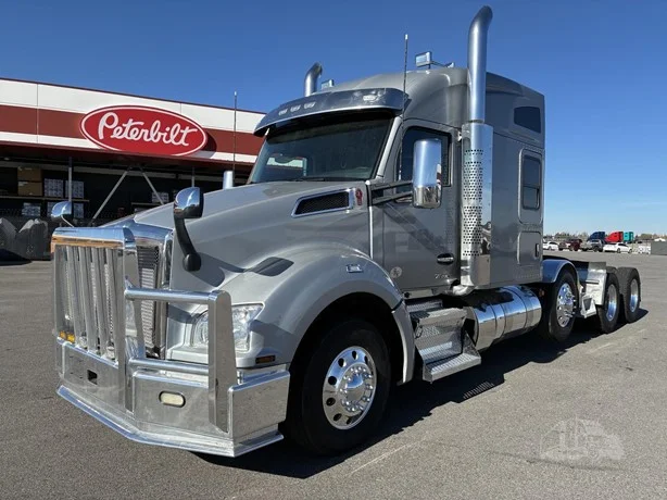 2022 Kenworth T880 - image 1