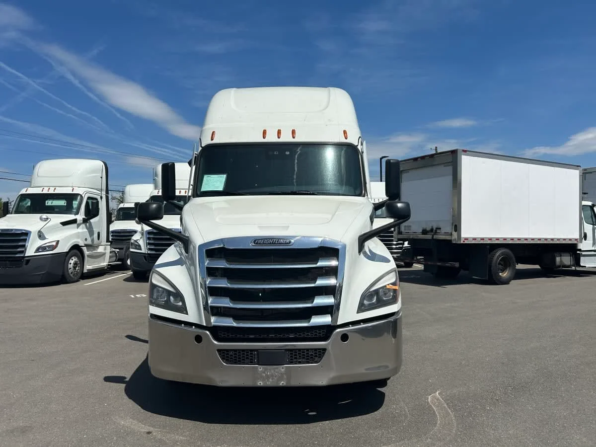 2021 Freightliner Cascadia - image 2